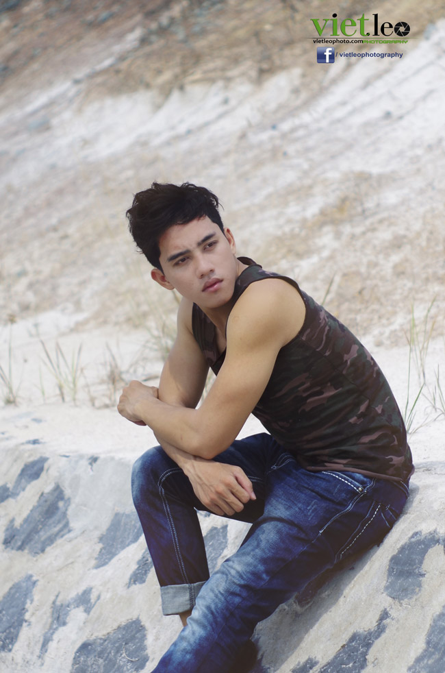 Chinh Nguyễn cá tính áo lính